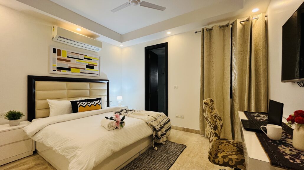 Where are the available luxurious service apartments in Delhi?